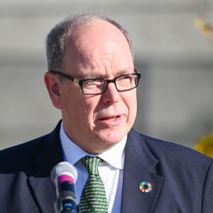 Le prince Albert II de Monaco et son cousin, John B Kelly III, président américain de la Fondation Prince Albert II, lors de la cérémonie de plantation d'arbres Golden Shovel au Williams Moore Reed Memorial Park de Philadelphie, États-Unis, le 26 octobre. 2023 © Ricky Fitchett/Zuma Press/Bestimage 