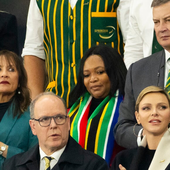 Le prince Albert II de Monaco et la princesse Charlène de Monaco dans les tribunes lors de la demi-finale de la Coupe du Monde de Rugby opposant l'Angleterre à l'Afrique du Sud (15 - 16) au Stade de France à Saint-Denis, France, le 21 octobre 2023. © Cyril Moreau/Bestimage 