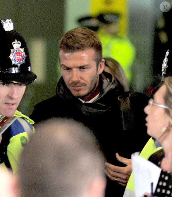 David Beckham lors de son arrivée à l'aéroport de Manchester le 9 mars 2010 pour disputer son match de Ligue des Champions avec le Milan face à son ancien club de Manchester United.