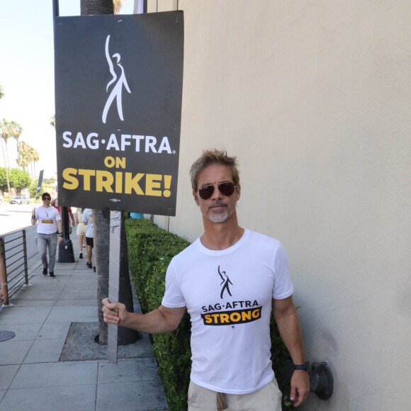 Brad Pitt participe à la grève des acteurs et des scénaristes (SAG-AFTRA) à Los Angeles, le 25 juillet 2023. 