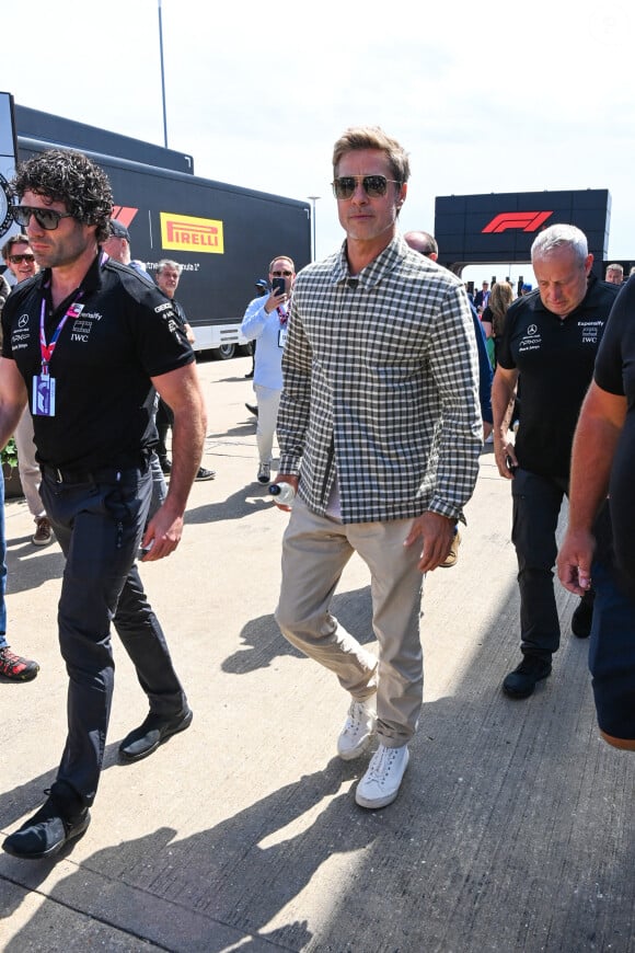 Brad Pitt tourne des scènes de son prochain film, produit par Apple et Jerry Bruckheimer, lors du Grand Prix de Formule 1 de Grande-Bretagne le 9 juillet 2023. © Motorsport Images / Panoramic / Bestimage 