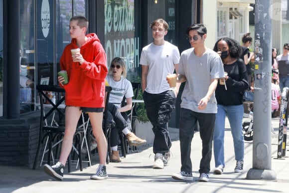 Shiloh, Zahara, Pax and Knox Jolie-Pitt, les enfants de Brad Pitt et Angelina Jolie prennent un café à Los Feliz.