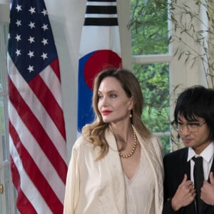 Angelina Jolie et son fils Maddox Jolie-Pitt à leur arrivée au dîner d'état donné en l'honneur du président sud-coréen et sa femme à la Maison Blanche à Washington. Le 26 avril 2023 