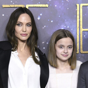 Angelina Jolie et ses enfants : Shiloh Jolie-Pitt , Zahara, Vivienne, Maddox, Knox Leon au photocall de la première du film Les Eternels (Eternals) au cinéma BFI Imax de Londres le 27 octobre 2021. © Future-Image via ZUMA Press / Bestimage