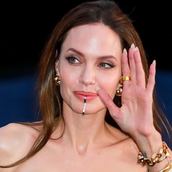 Angelina Jolie entourée de Maddox, 20 ans, Zahara, 16 ans, Shiloh, 15 ans, et Vivienne et Knox, 13 ans, à la première du film "Eternal" à Los Angeles, le 18 octobre 2021.