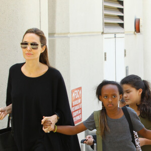 Angelina Jolie et Brad Pitt arrivent à l'aéroport de Los Angeles avec leurs enfants Zahara et Maddox en provenance de Londres, le 14 juin 2014. 