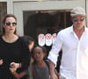 Il aurait notamment "essayé d'étouffer" l'un d'entre eux !
Angelina Jolie et Brad Pitt arrivent à l'aéroport de Los Angeles avec leurs enfants Zahara et Maddox en provenance de Londres, le 14 juin 2014. 