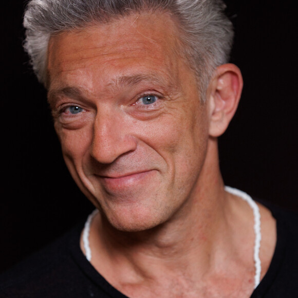 Il a effectué sa scolarité en pensionnat et n'a donc passé que peu de temps dans l'appartement familial
Vincent Cassel fait la promotion du film "Les Trois Mousquetaires: D'Artagnan" de M.Bourboulon à Madrid, le 12 avril 2023. Ce diptyque français, au budget de 72 millions d'euros, est adapté du roman d'A.Dumas. 