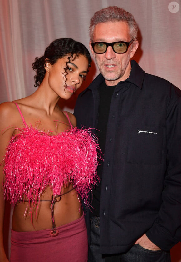 Il apparaît avec ses parents et son frère Mathias
Vincent Cassel et sa femme Tina Kunakey - Photocall en front row du défilé "Le Raphia" de la maison Jacquemus au Bourget le 12 décembre 2022. © Veeren / Clovis / Bestimage 