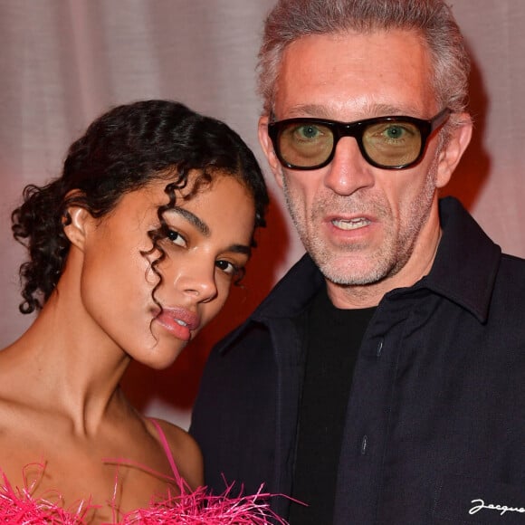 Il apparaît avec ses parents et son frère Mathias
Vincent Cassel et sa femme Tina Kunakey - Photocall en front row du défilé "Le Raphia" de la maison Jacquemus au Bourget le 12 décembre 2022. © Veeren / Clovis / Bestimage 