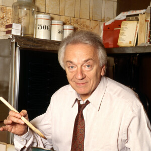Mais aussi les bons petits plats concoctés dans sa cuisine
Jean-Pierre Cassel chez lui à Montmartre Paris 1997 - Archive Portrait