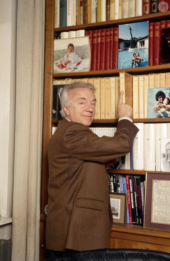 Il passe beaucoup de temps dans sa bibliothèque
Jean-Pierre Cassel chez lui à Montmartre Paris 1997 - Archive Portrait