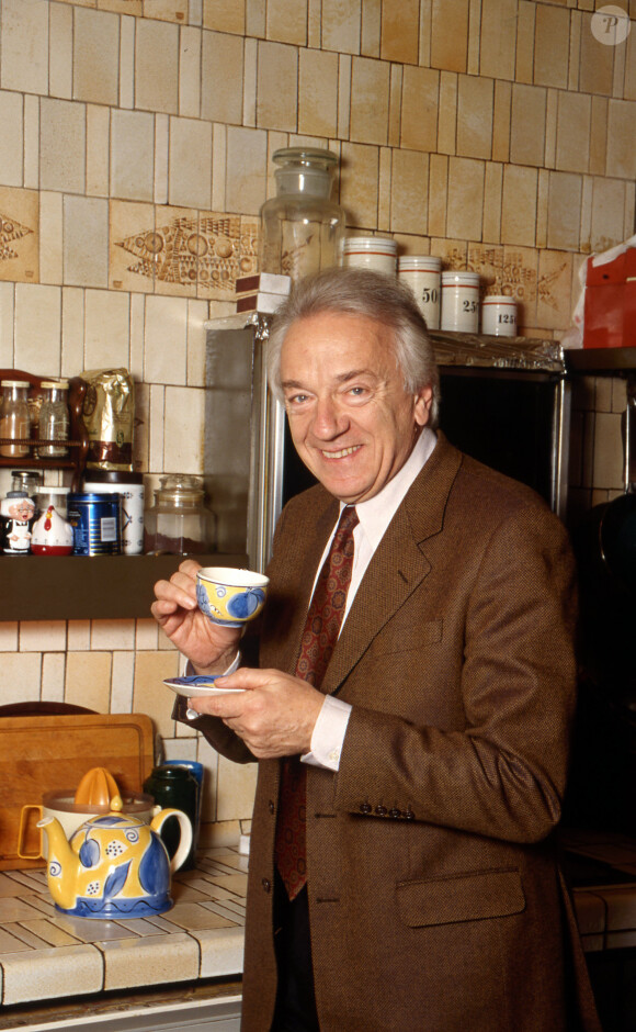 Jean-Pierre Cassel chez lui à Montmartre Paris 1997 - Archive Portrait