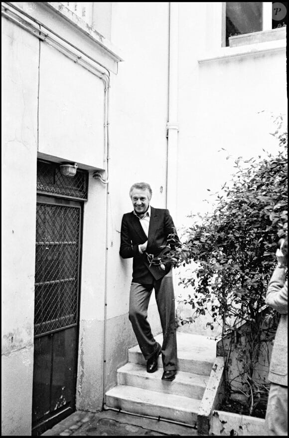 Jean Pierre Cassel dans sa maison à Montmartre