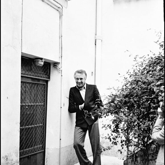 Jean Pierre Cassel dans sa maison à Montmartre