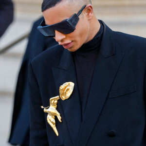 Olivier Rousteing à la sortie du défilé de mode Haute-Couture 2022 "Schiaparelli" au Petit Palais à Paris le 24 janvier 2022.