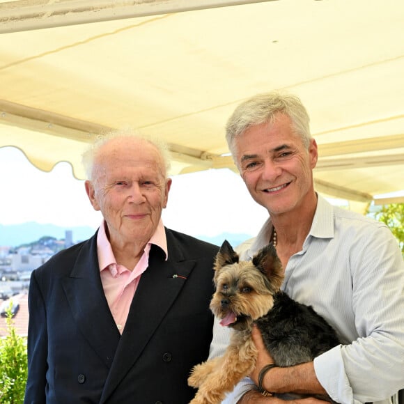 Exclusif - Rendez-vous avec Philippe Bouvard et sa femme Colette à leur domicile à Cannes, France, le 24 août 2022, pour une interview avec Cyril Viguier pour TV5 Monde. © Bruno Bebert/Bestimage 