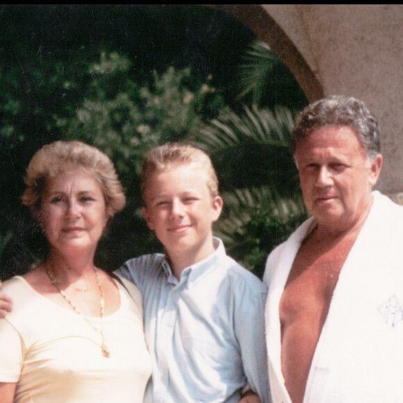 Philippe Bouvard avec sa femme Colette et leur petit-fils dans leur villa à Cannes. 
