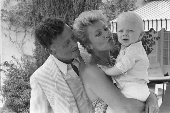 Tous les deux ont ensuite eu deux filles, quatre petits-fils et deux arrière-petits-fils. 
En France, à Valbonne dans les Alpes-Maritimes, Philippe Bouvard chez lui avec sa femme Colette et leur petit fils le 30 août 1982.