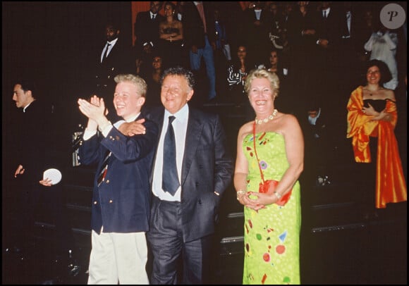 Philippe Bouvard avec sa femme Colette et leur petit-fils lors de l'anniversaire d'une de leurs filles en 1994