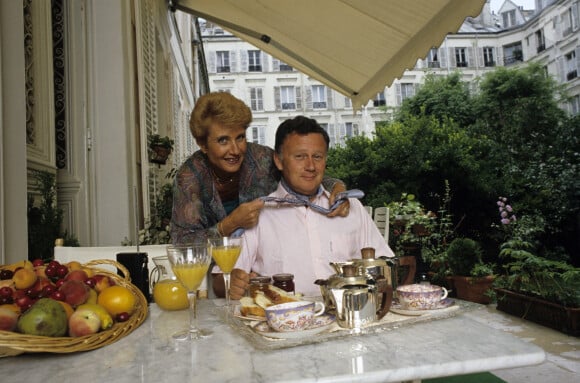 En France, à Paris, Philippe Bouvard chez lui avec sa femme Colette en juin 1985.