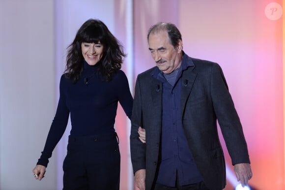 C'est elle, d'ailleurs, qui l'aide à se hisser sur les planches.
Romane Bohringer et son père Richard Bohringer - Enregistrement de l'émission "Vivement Dimanche" à Paris le 25 novembre 2015.
