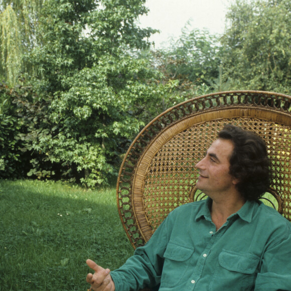 Archives - Richard Bohringer chez lui dans son jardin parlant avec sa femme Astrid.