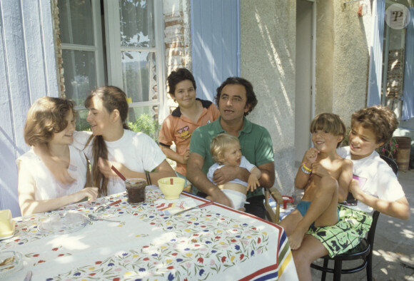 Richard Bohringer près de Paris, chez lui, autour d'une table avec sa femme Astrid et ses trois enfants Mathieu (10 ans), Romane (15 ans) et Richard (1 an), en compaghnie d'autres enfants.