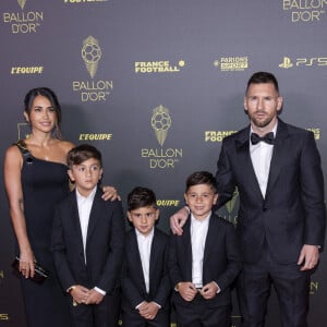 Ce lundi 30 octobre, Lionel Messi a remporté son huitième Ballon d'Or
 
Lionel Messi avec sa femme Antonela Roccuzzo et ses fils Thiago Messi, Mateo Messi et Ciro Messi - Photocall de la 67ème cérémonie du Ballon d'Or au Théâtre du Chatelet à Paris le 30 octobre 2023. © Cyril Moreau/Bestimage