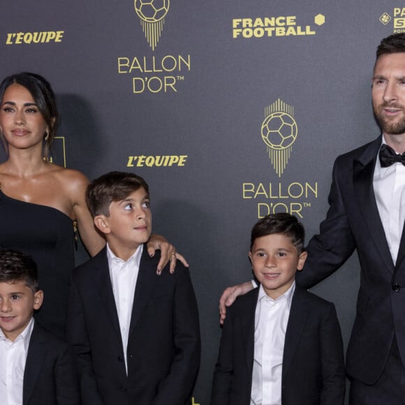 Lionel Messi avec sa femme Antonela Roccuzzo et ses fils Thiago Messi, Mateo Messi et Ciro Messi - Photocall de la 67ème cérémonie du Ballon d’Or au Théâtre du Chatelet à Paris le 30 octobre 2023. © Cyril Moreau/Bestimage