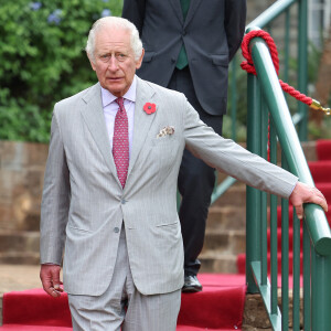 Le roi Charles III d'Angleterre, assiste à une réception à la résidence du haut-commissaire britannique à Nairobi, pour célébrer la société kenyane, le 1er novembre 2023, lors du voyage officiel du couple royal britannique au Kenya. 