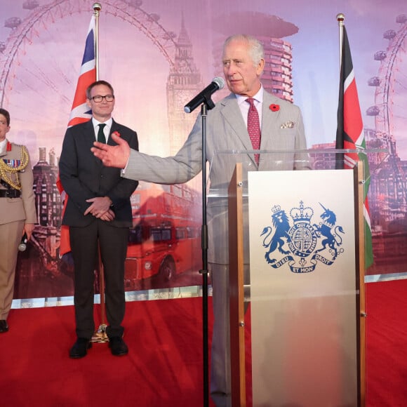 Le roi Charles III d'Angleterre, assiste à une réception à la résidence du haut-commissaire britannique à Nairobi, pour célébrer la société kenyane, le 1er novembre 2023, lors du voyage officiel du couple royal britannique au Kenya. 