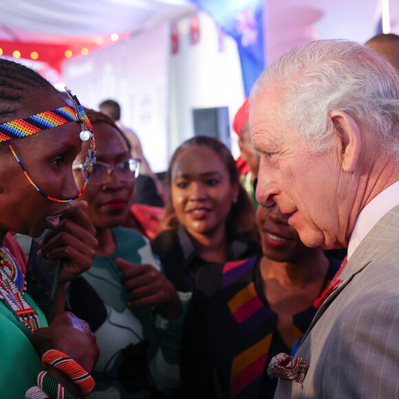 Le roi Charles III d'Angleterre, assiste à une réception à la résidence du haut-commissaire britannique à Nairobi, pour célébrer la société kenyane, le 1er novembre 2023, lors du voyage officiel du couple royal britannique au Kenya. 