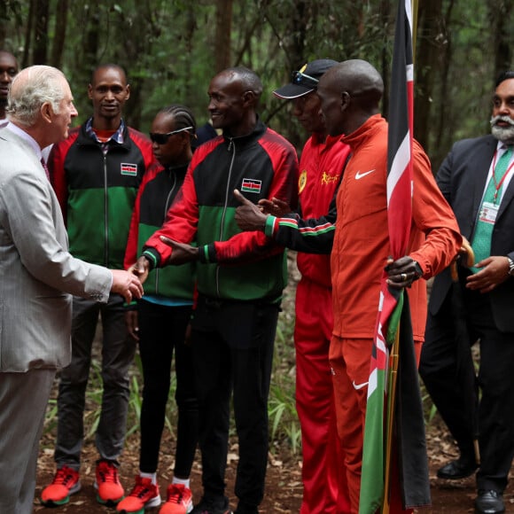 Le roi Charles III d'Angleterre plante un arbre avec Karen Kimani lors d'une visite dans la forêt urbaine de Karura à Nairobi, le 1er novembre 2023, lors du voyage officiel du couple royal britannique au Kenya. 