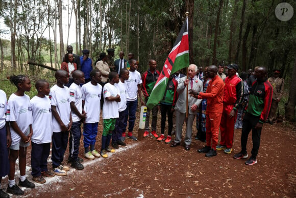 Le roi Charles III d'Angleterre plante un arbre avec Karen Kimani lors d'une visite dans la forêt urbaine de Karura à Nairobi, le 1er novembre 2023, lors du voyage officiel du couple royal britannique au Kenya. 