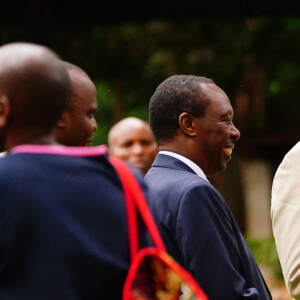 Le roi Charles III d'Angleterre, et le marathonien kenyan Eliud Kipchoge assistent à la course "Run for Nature" lors d'une visite de la forêt urbaine de Karura à Nairobi, le 1er novembre 2023, dans le cadre du voyage du couple royal britannique au Kenya. 