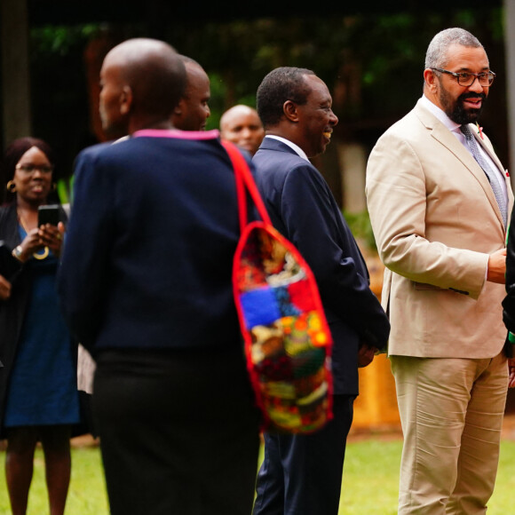 Le roi Charles III d'Angleterre, et le marathonien kenyan Eliud Kipchoge assistent à la course "Run for Nature" lors d'une visite de la forêt urbaine de Karura à Nairobi, le 1er novembre 2023, dans le cadre du voyage du couple royal britannique au Kenya. 