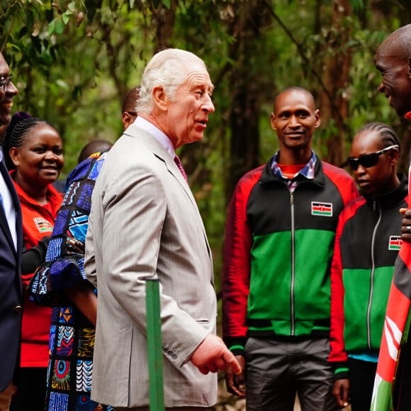 Le roi Charles III d'Angleterre, et le marathonien kenyan Eliud Kipchoge assistent à la course "Run for Nature" lors d'une visite de la forêt urbaine de Karura à Nairobi, le 1er novembre 2023, dans le cadre du voyage du couple royal britannique au Kenya. 