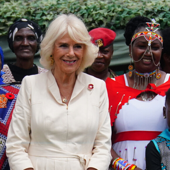 Le roi Charles III d'Angleterre et Camilla Parker Bowles, reine consort d'Angleterre, rencontrent des anciens combattants lors d'une visite au cimetière de la Commonwealth War Graves Commission à Nairobi, rejoignant le personnel militaire britannique et kenyan dans un acte de commémoration, le 1er novembre 2023.
