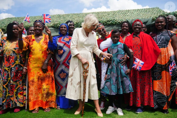 Le roi Charles III d'Angleterre et Camilla Parker Bowles, reine consort d'Angleterre, rencontrent des anciens combattants lors d'une visite au cimetière de la Commonwealth War Graves Commission à Nairobi, rejoignant le personnel militaire britannique et kenyan dans un acte de commémoration, le 1er novembre 2023. Le couple royal britannique est voyage officiel au Kenya. 
