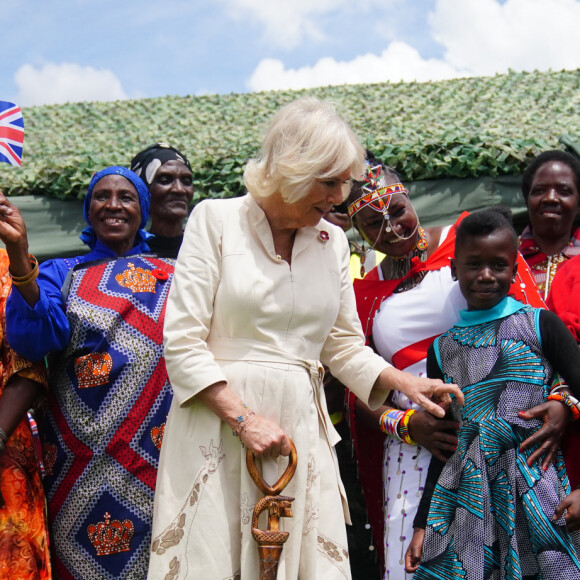 Le roi Charles III d'Angleterre et Camilla Parker Bowles, reine consort d'Angleterre, rencontrent des anciens combattants lors d'une visite au cimetière de la Commonwealth War Graves Commission à Nairobi, rejoignant le personnel militaire britannique et kenyan dans un acte de commémoration, le 1er novembre 2023. Le couple royal britannique est voyage officiel au Kenya. 