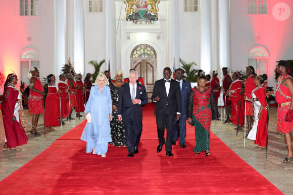 Parti au Kenya, il a rappelé l'importance de ce pays dans sa famille.
Le roi Charles III d'Angleterre et Camilla Parker Bowles, reine consort d'Angleterre, reçus par le président du Kenya, le Dr William Ruto, à un banquet d'État à Nairobi, le 31 octobre 2023. Le couple royal britannique effectue un voyage officiel au Kenya de quatre jours. 