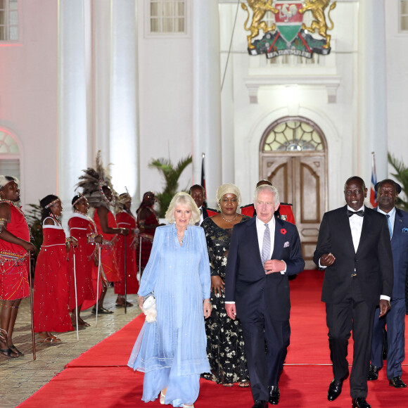 Parti au Kenya, il a rappelé l'importance de ce pays dans sa famille.
Le roi Charles III d'Angleterre et Camilla Parker Bowles, reine consort d'Angleterre, reçus par le président du Kenya, le Dr William Ruto, à un banquet d'État à Nairobi, le 31 octobre 2023. Le couple royal britannique effectue un voyage officiel au Kenya de quatre jours. 