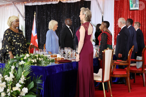 Le roi Charles III d'Angleterre et Camilla Parker Bowles, reine consort d'Angleterre, reçus par le président du Kenya, le Dr William Ruto, à un banquet d'État à Nairobi, le 31 octobre 2023. Le couple royal britannique effectue un voyage officiel au Kenya de quatre jours. 