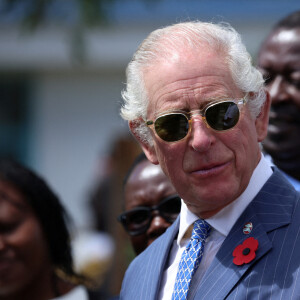 Le roi Charles III d'Angleterre et Camilla Parker Bowles, reine consort d'Angleterre, visitent le musée Mashujaa dans les jardins d'Uhuru à Nairobi lors de leur voyage officiel au Kenya, le 31 octobre 2023. 