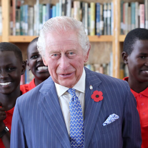 Le roi Charles III d'Angleterre et Camilla Parker Bowles, reine consort d'Angleterre, visitent la bibliothèque Eastlands à Nairobi lors de leur voyage officiel au Kenya, le 31 octobre 2023. 
