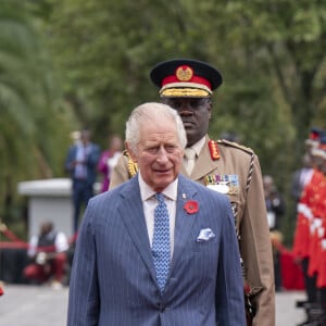 Le roi Charles III et la reine consort Camilla sont accueillis par le président du Kenya William Ruto à Nairobi le 31 octobre 2023. Le roi et la reine d'Angleterre sont en visite d'état au Kenya pendant quatre jours. 