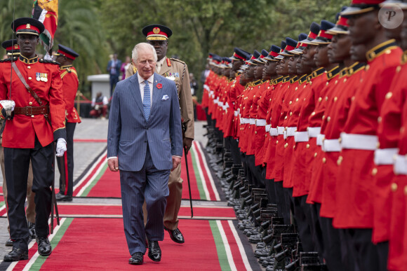 Le roi Charles III et la reine consort Camilla sont accueillis par le président du Kenya William Ruto à Nairobi le 31 octobre 2023. Le roi et la reine d'Angleterre sont en visite d'état au Kenya pendant quatre jours. 
