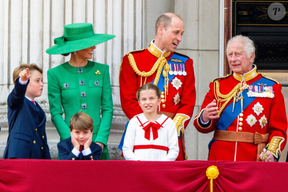 Le prince George, le prince Louis, la princesse Charlotte, Kate Catherine Middleton, princesse de Galles, le prince William de Galles, le roi Charles III - La famille royale d'Angleterre sur le balcon du palais de Buckingham lors du défilé "Trooping the Colour" à Londres. Le 17 juin 2023