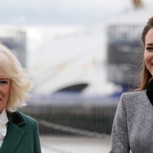 Le prince Charles, prince de Galles, Camilla Parker Bowles, duchesse de Cornouailles, et Catherine (Kate) Middleton, duchesse de Cambridge, arrivent pour une visite à la fondation Trinity Buoy Wharf, un site de formation pour les arts et la culture à Londres, Royaume Uni, le jeudi 3 février 2022. 